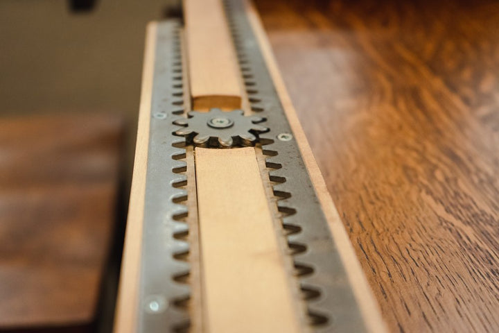 Detail photo of Amish dining table adjustment